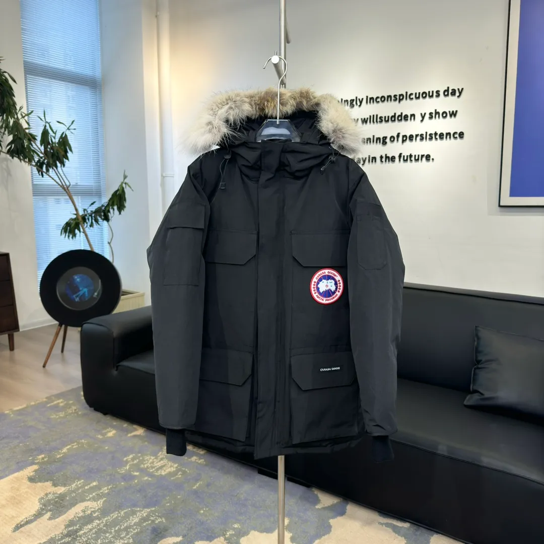 P800 🇨🇦Canada Goose "Canada Goose" 🇨🇦 Beichen White / 08 Expedition Parka 4660M Product color: black, off-white, red, sand pink, sky blue, graphite gray, Beichen white, navy, sky blue, gray camouflage gray black label Product size: XS, S, M, L, XL, XXL The Expedition was originally a parka designed for scientists at the McMurdo Research Station in Antarctica. Whether your next journey takes you into the frozen urban jungle or across uncharted ice fields, wear Canada Goose's Expedition Parka and get proven results year after year in Antarctica by the National Science Foundation's Center for Polar Research.  Material list: 1⃣ Uses Y-shaped Velcro imported from Taiwan (exclusive in the market) 2⃣ Uses 18-count polyester-cotton blended fabric imported from South Korea (authentic synchronized fabric) 3⃣ National standard 80% white duck down, (zp uses 80% white duck down/90% of all boasts are fake) 4⃣ Western Canadian coyote hair (non-market dyed fox hair filled with wolf hair) Material analysis characteristics: 1⃣ The original/polyester-cotton fabric has a high polyester fiber content, and the polyester-cotton fabric has high heat and light resistance and good stability. It has bright colors, high fiber strength, durability, light resistance, heat resistance, and straightness. 2⃣ As we all know, the original version uses 80% white duck down. The fill power refers to the cubic inches of volume occupied by each ounce (30 grams) of down under certain conditions. If one ounce of down occupies 500 cubic inches, the fill power of the down is 500. So we can simply understand it as: fill power is the volume of down, and the volume of down is fill power. The higher the fill power of down, it means that under the same filling amount, down can fix a larger volume of air layer to keep warm and insulate, so the warmth retention of down is better. 3⃣ Western Canadian coyote hair, "large range of selected neck hair" is soft and fluffy, each wolf hair is 60-63 long / 14-16 wide at the peak, this width + preferred parts. It is basically unmatched by the same industry